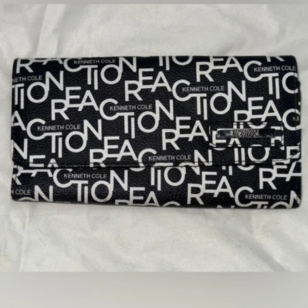 Kenneth Cole Tri-Fold Long Wallet With Logo All Over In Black & White